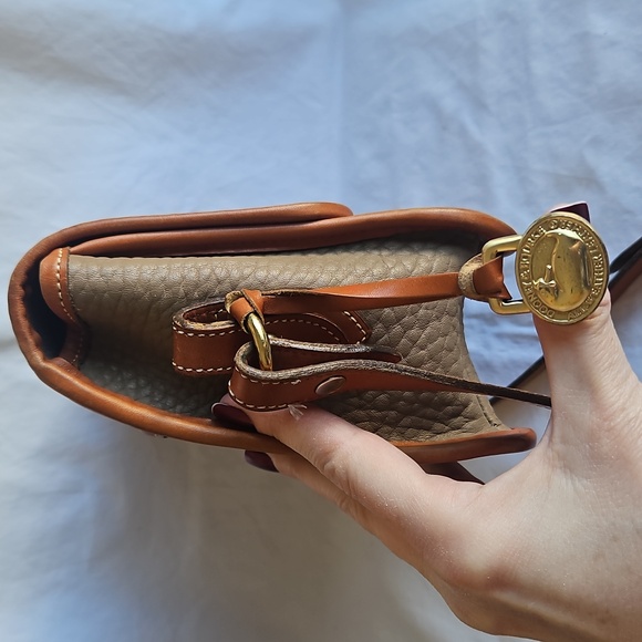 Vintage Dooney & Bourke Classic Tan and Brown Leather Crossbody Bag - Picture 5 of 13